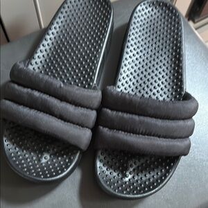 Victoria Secret Pink US Medium  Black Soft Cushion Wide Strap SLIDES SHOES